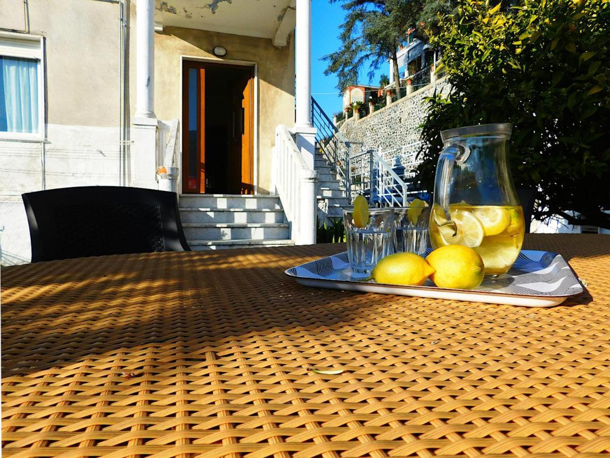 Villa Unifamiliare Con Posto Auto! 莱万托 外观 照片