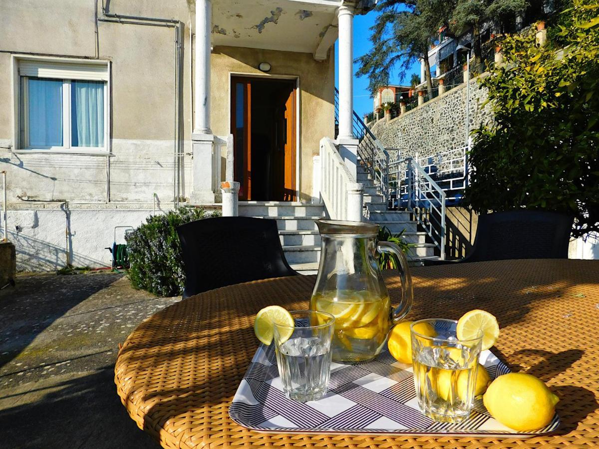 Villa Unifamiliare Con Posto Auto! 莱万托 外观 照片