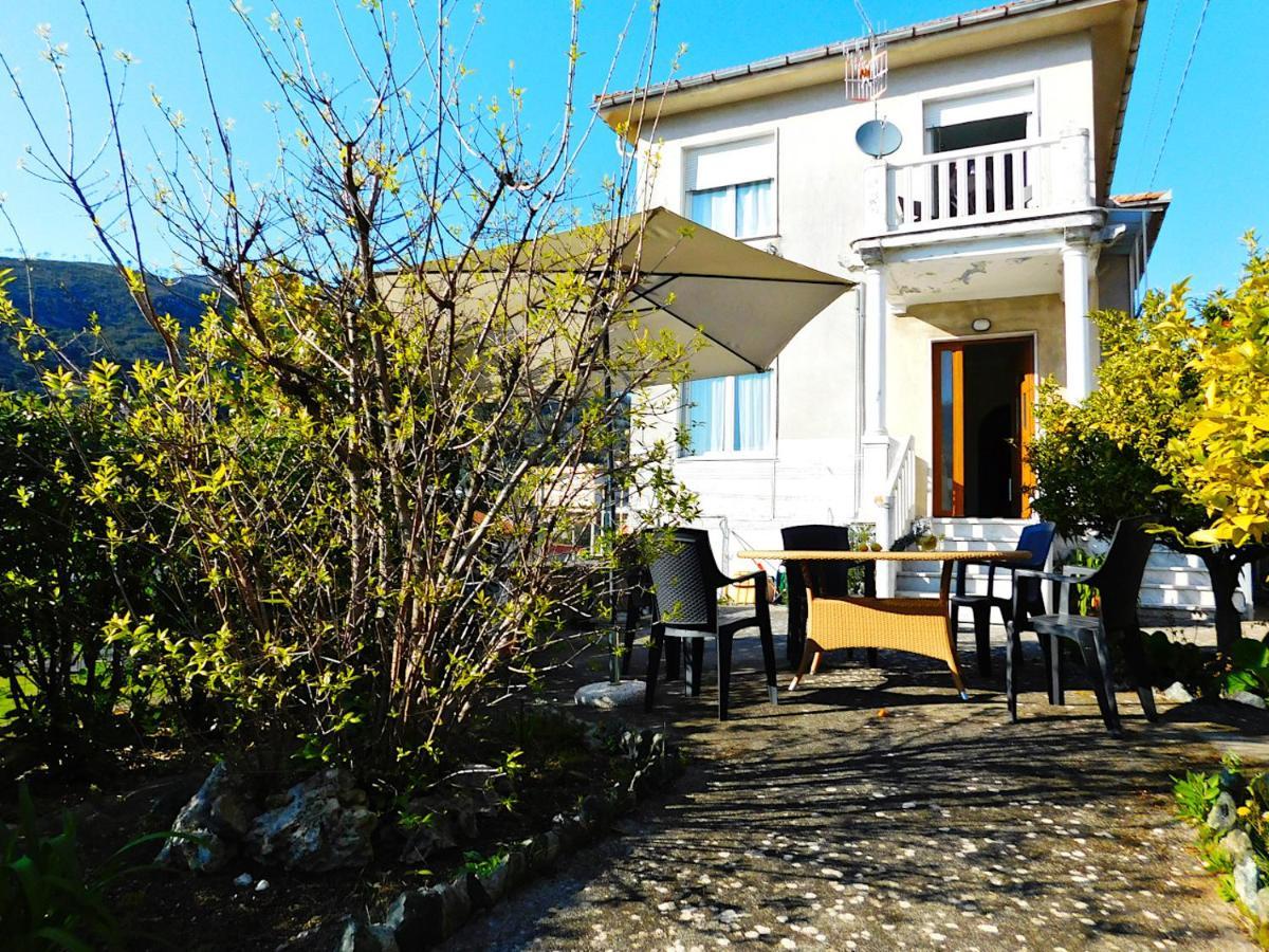 Villa Unifamiliare Con Posto Auto! 莱万托 外观 照片