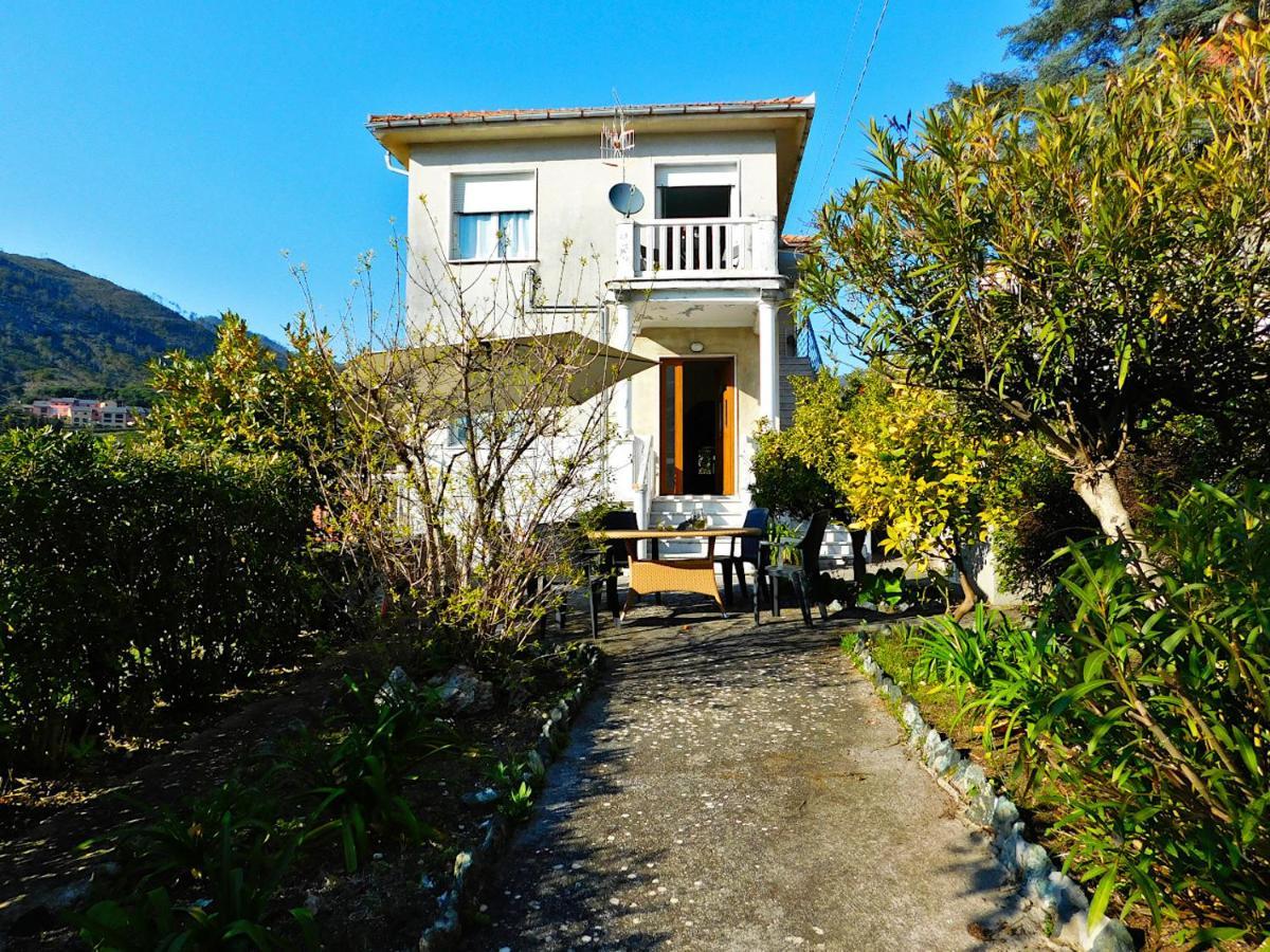 Villa Unifamiliare Con Posto Auto! 莱万托 外观 照片