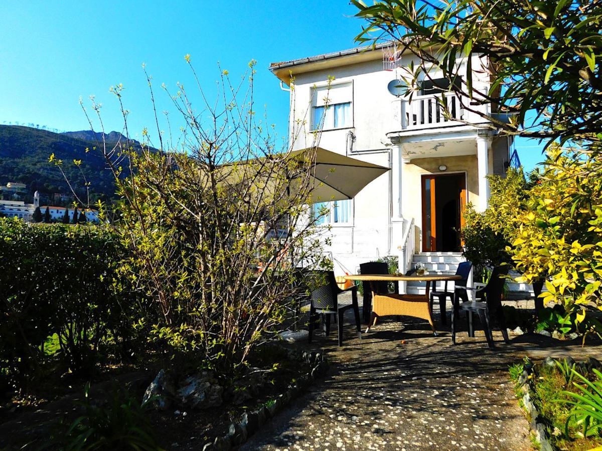 Villa Unifamiliare Con Posto Auto! 莱万托 外观 照片